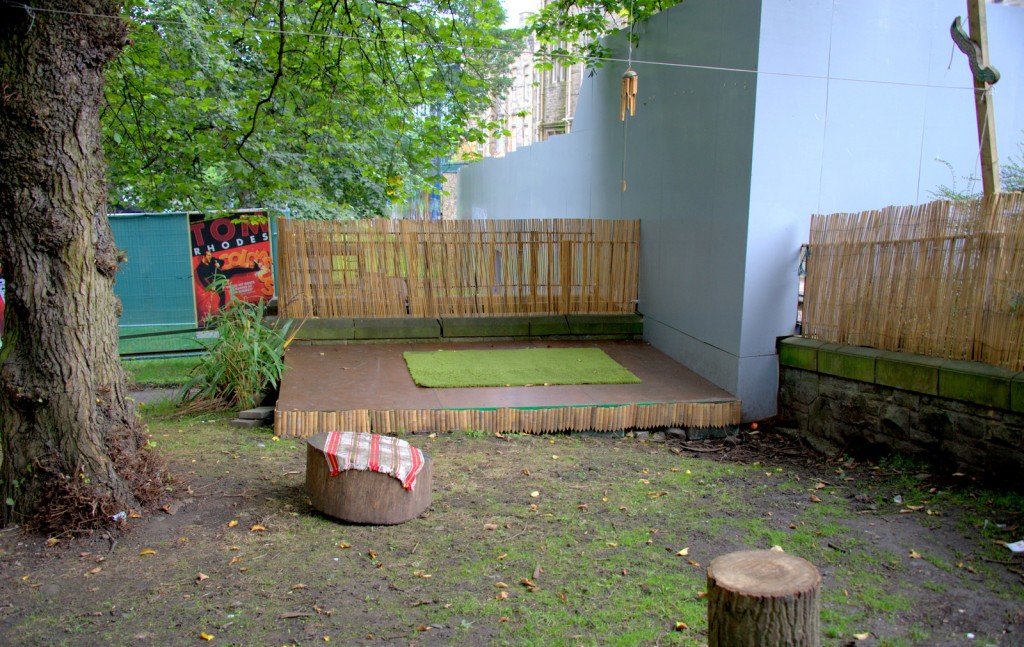 The stage. It looks a little lonely here, but just imagine a band, a seat under the trees and a delicious crepe in your hand. Nice, right?